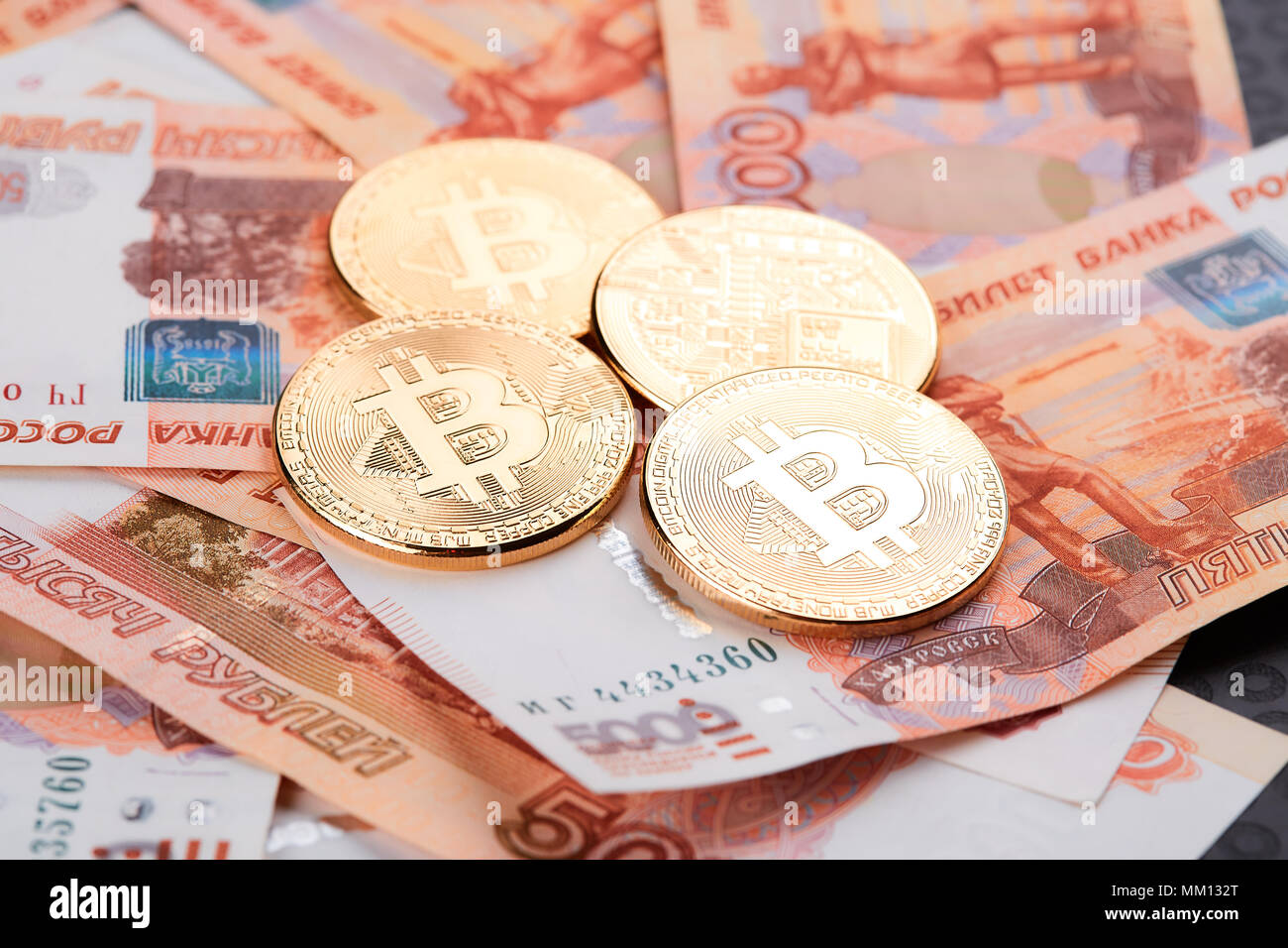 Münze Bitcoin vor dem Hintergrund der Russische Rubel Stockfoto