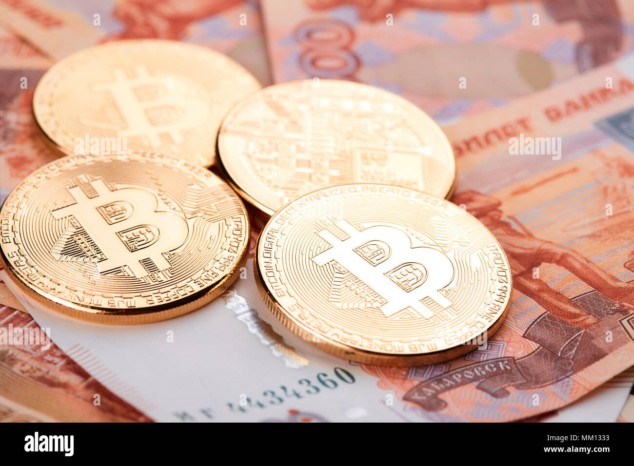Münze Bitcoin vor dem Hintergrund der Russische Rubel Stockfoto