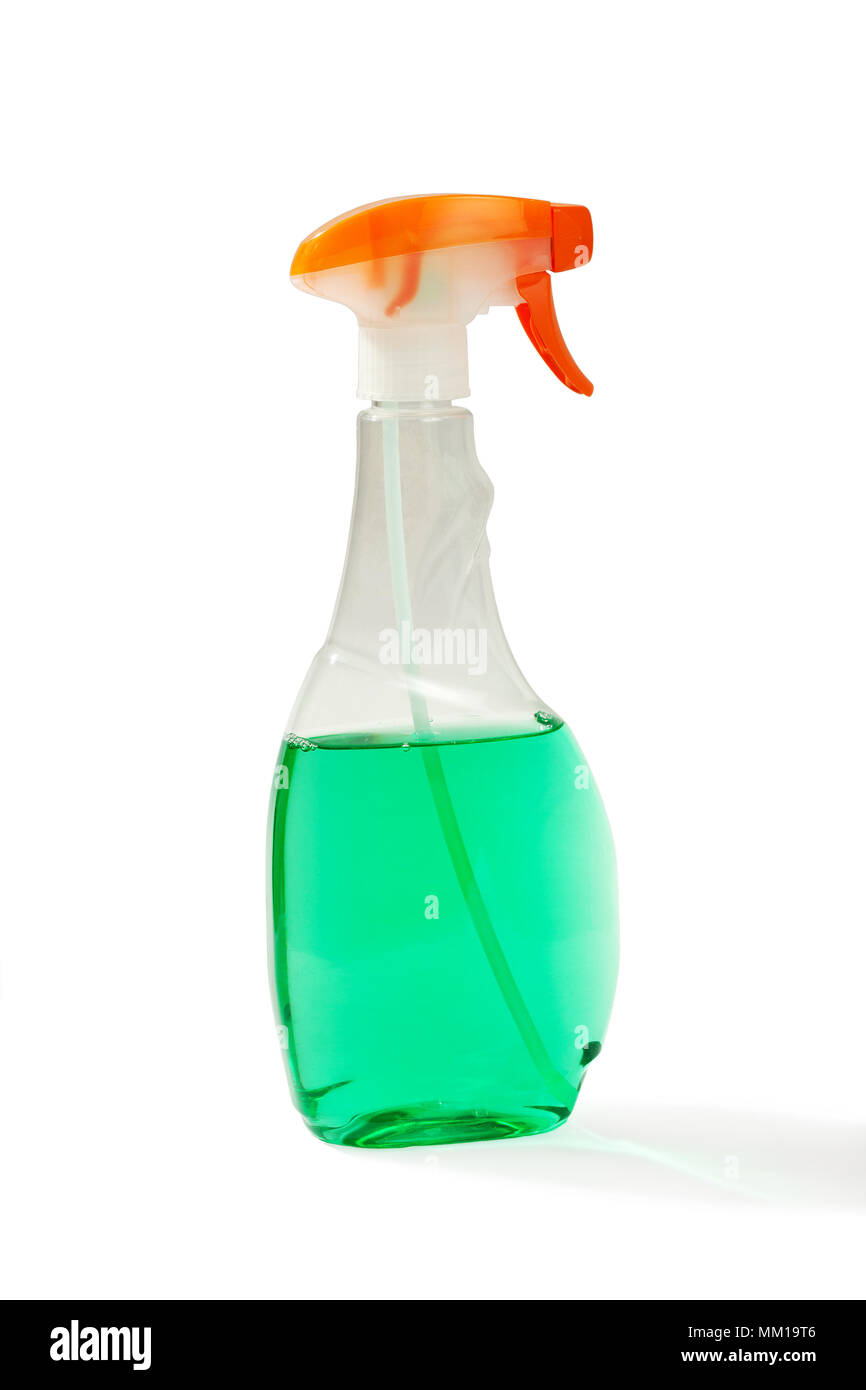 Grüne Reiniger in eine Sprühflasche. Close-up. Auf weissem Hintergrund. Stockfoto