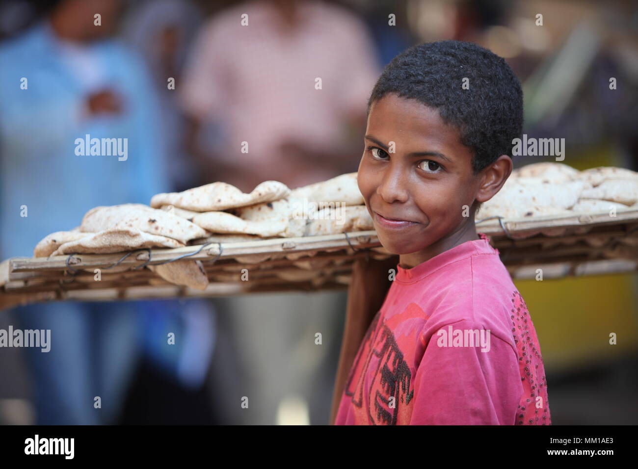 Brot Lieferung Junge Stockfoto