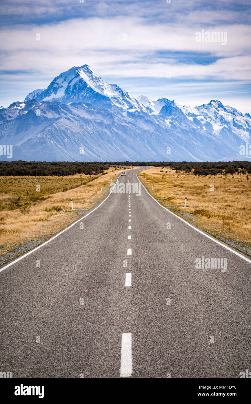 Die Straße nähert sich Aoraki Mount Cook Nationalpark, Neuseeland. Stockfoto