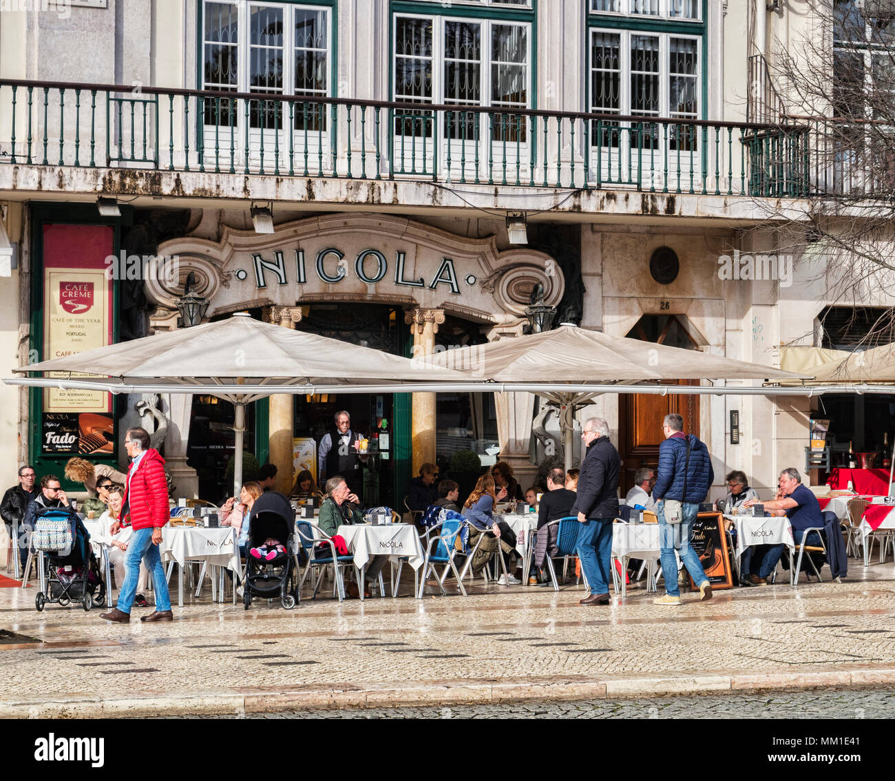 27. Februar 2018: Lissabon, Portugal - Café Nicola, Praça Dom Pedro, mit Kunden draußen sitzen im Winter Sonnenschein, die Art déco-Fassade wurde Stockfoto