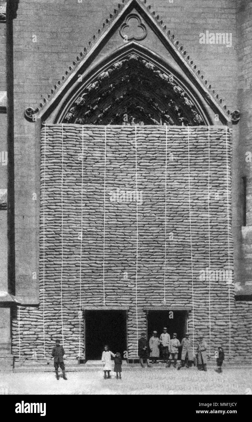 Kirche durch Sandsäcke im Ersten Weltkrieg geschützt. Amiens. 1910 Stockfoto