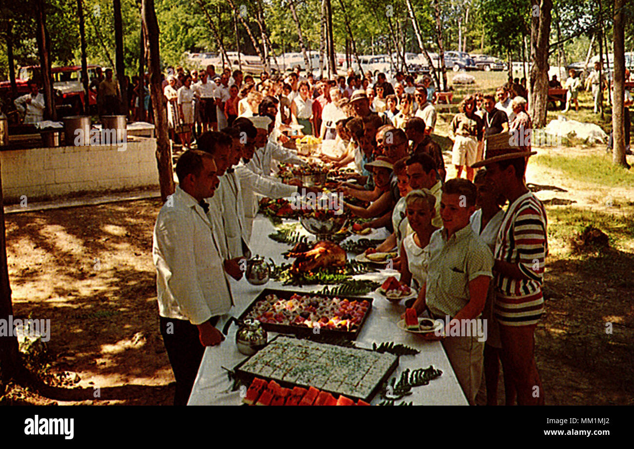 Outdoor Picknick am Mt. Airy Lodge. Mount Pocono. 1955 Stockfoto