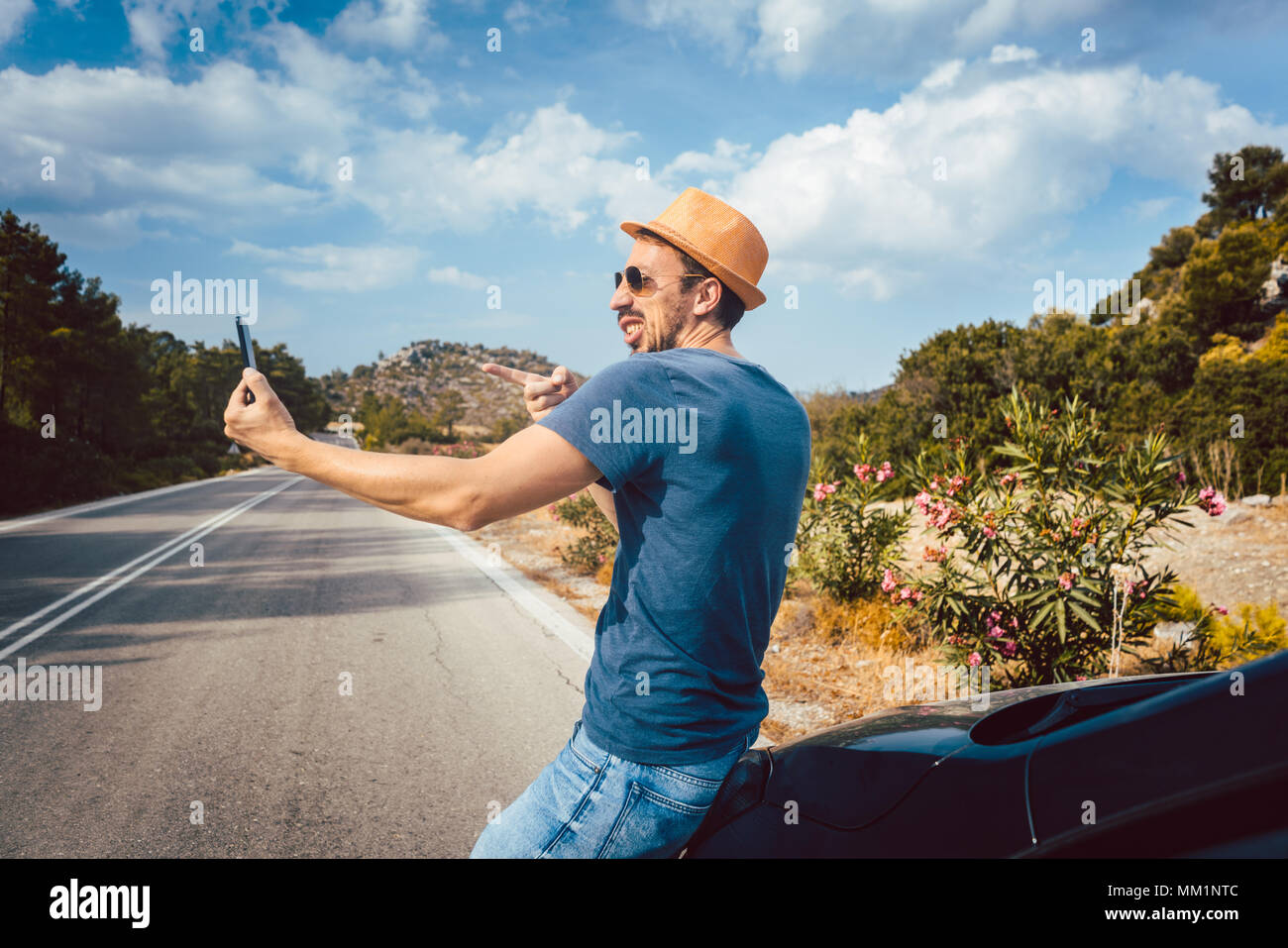 Touristische Mann, selfie Fotos in seinem Urlaub mit Phone Stockfoto