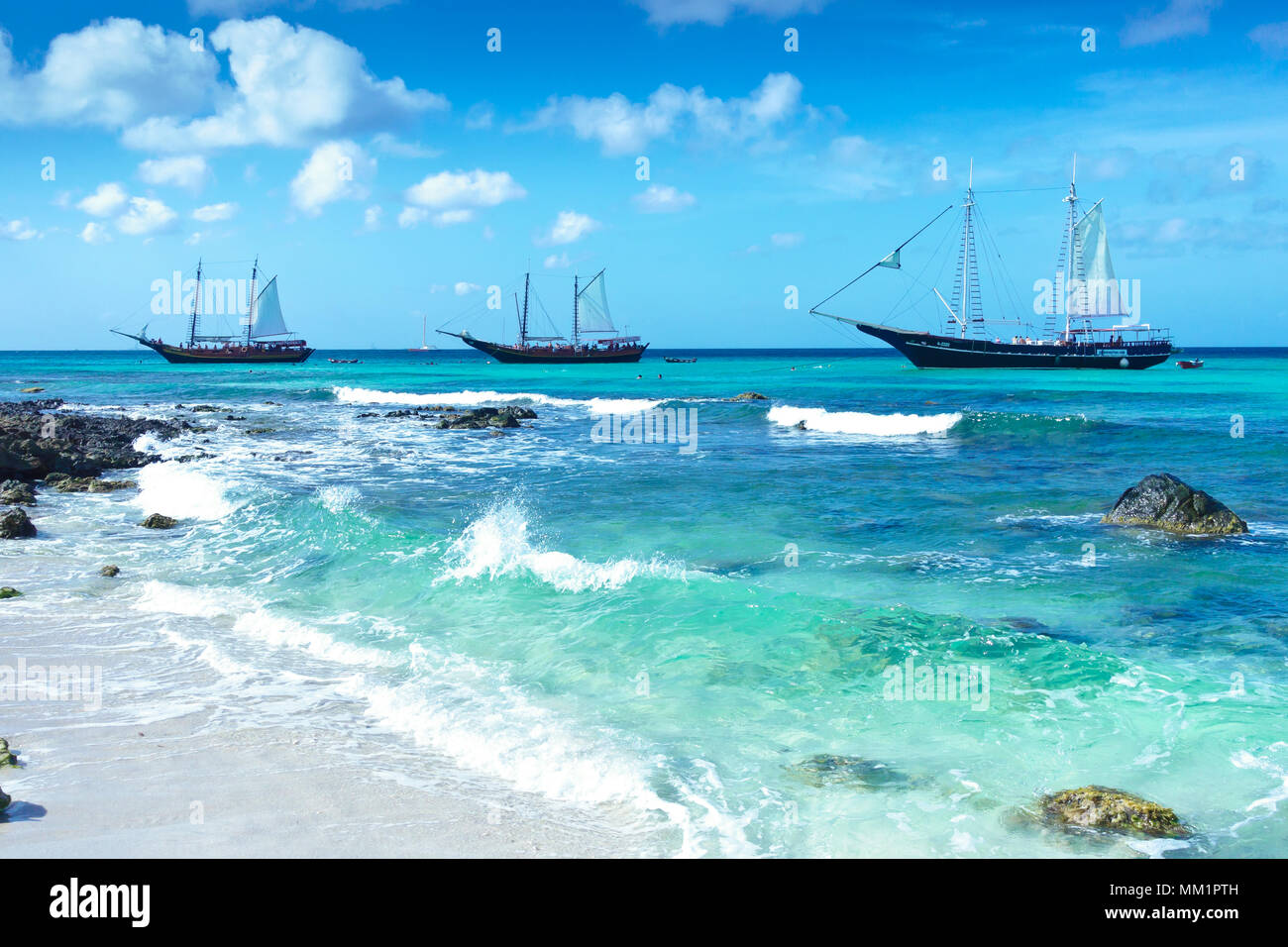 Arashi Beach, Aruba, Karibik im Januar 2018: 3 tour Boote für Touristen verankert schwimmen oder schnorcheln zu gehen. Stockfoto