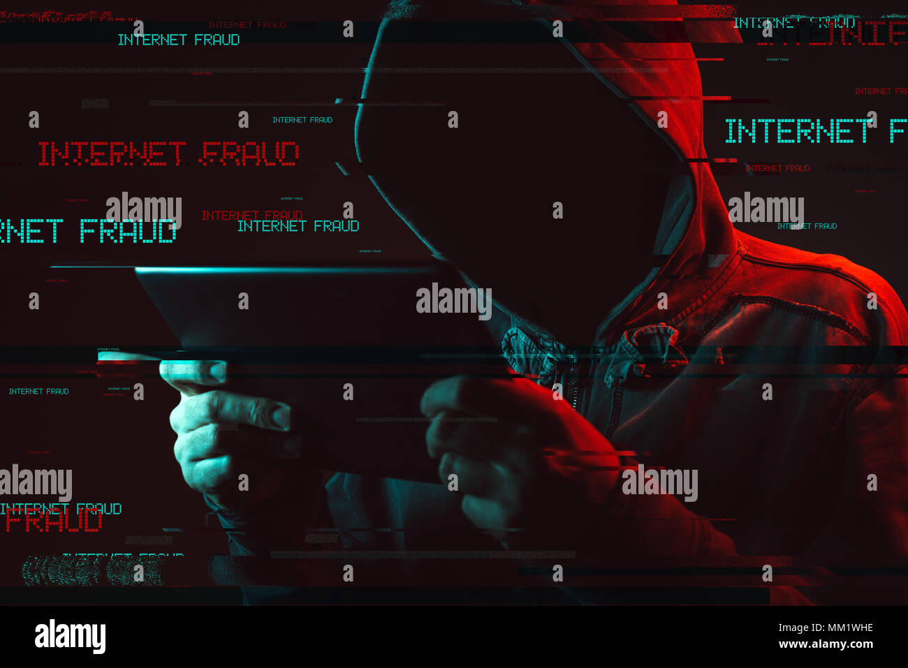 Betrug im Internet Konzept mit gesichtslosen mit Kapuze mit männlichen Tablet Computer person, Low Key rot und blau beleuchtete Bild und digitale glitch Wirkung Stockfoto