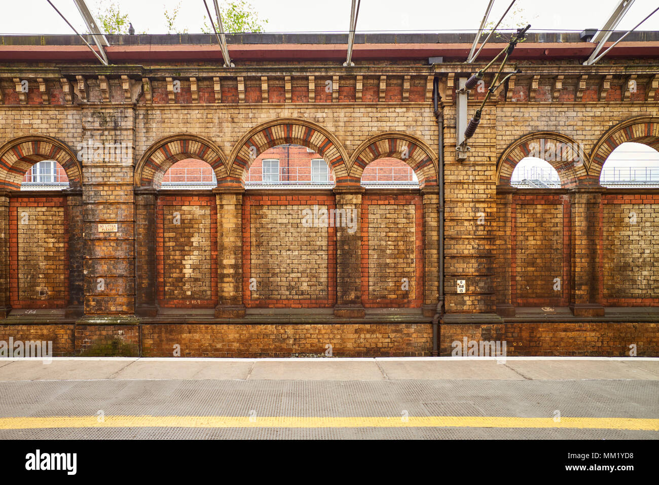 Detail der Mauerwerk auf Gleis 11 am Bahnhof Crewe Stockfoto