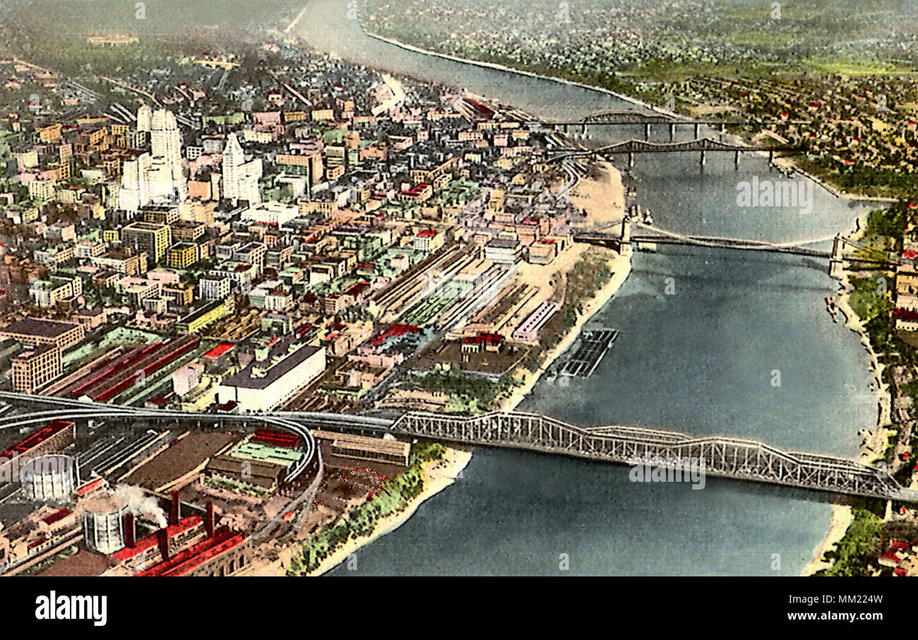 Ohio River und die vier Brücken. Cincinnati. 1945 Stockfoto