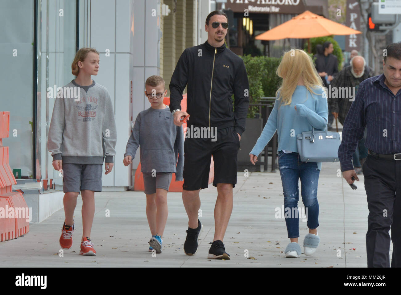 Zlatan Ibrahimovic Mit Der Ganzen Familie In Beverly Hill Kalifornien Wo Sie Drei Blocks Zu Fuss Zu E Baldi Die La Galaxy Star In Grosse Geister Stoppen Fotos Mit Den Fans Auf