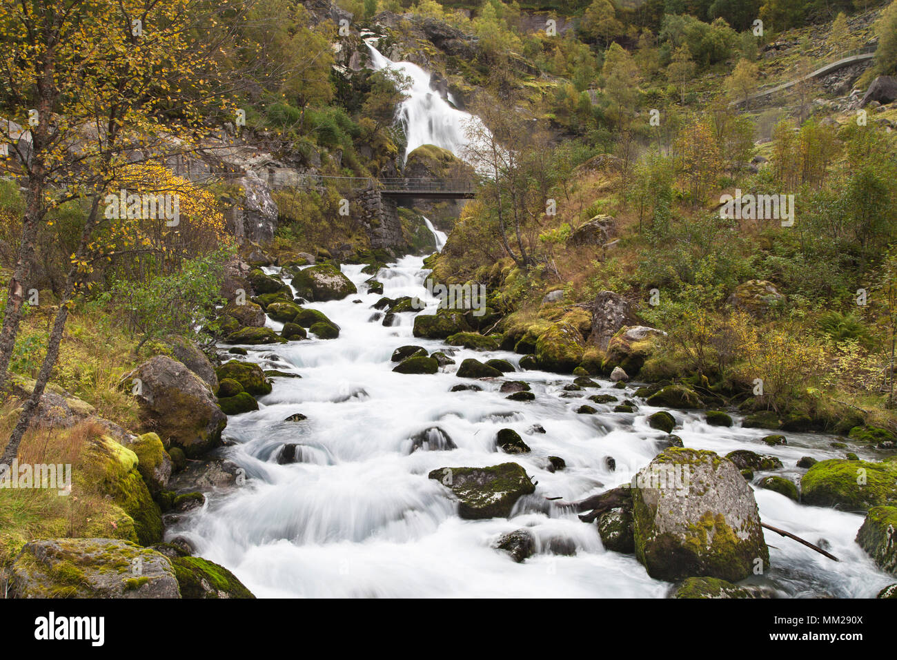 Fluss und den Kleivafossen Briksdalselva Wasserfall im Hintergrund, Jostedalsbreen Nationalpark, Sogn og Fjordane, Norwegen. Stockfoto