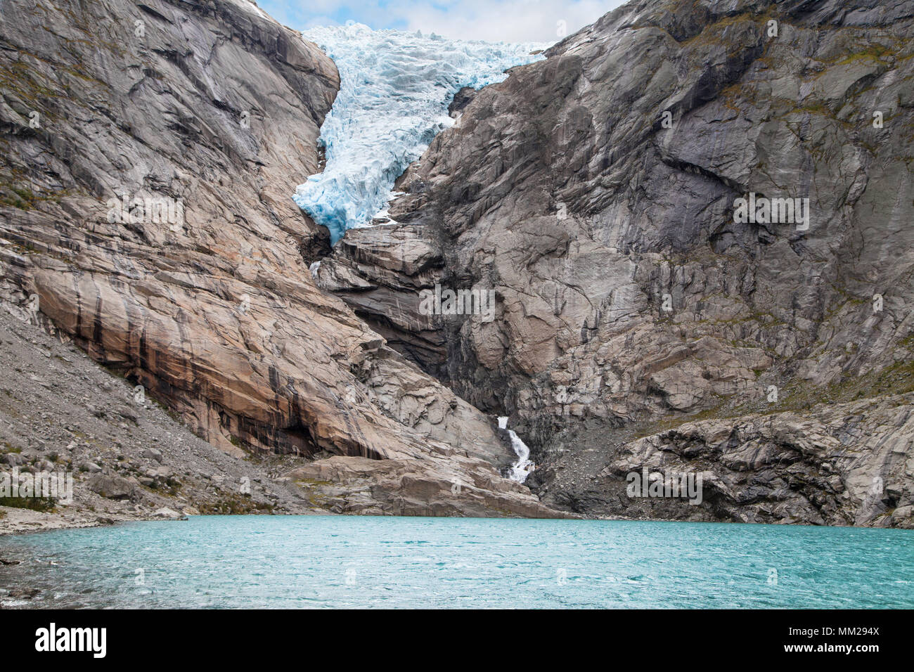 Briksdalsbreen Gletscher und seine Lagune in 2017, Nationalpark Jostedalsbreen, Sogn og Fjordane, Norwegen. Stockfoto