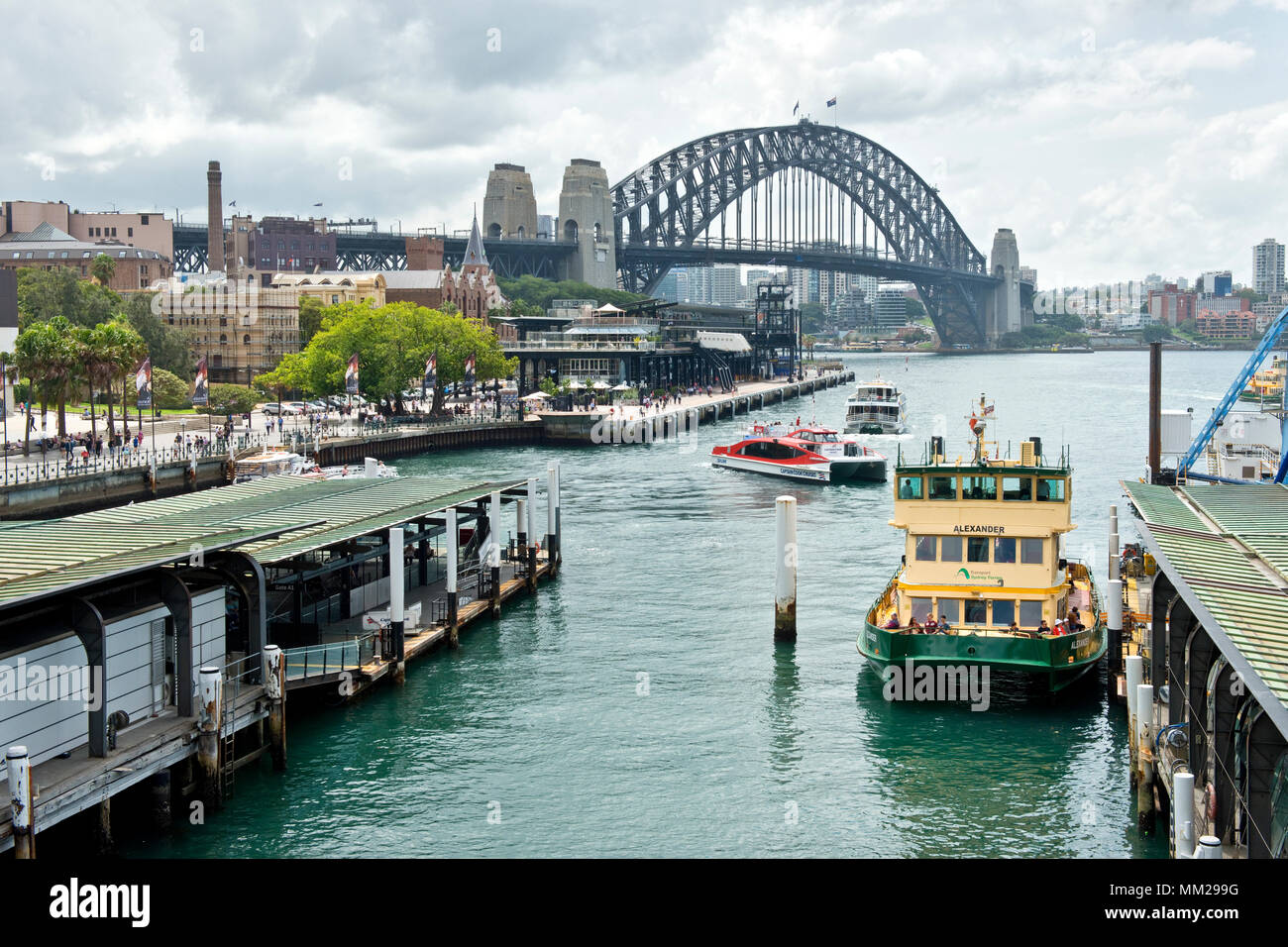 Blick vom Fährterminal Circular Quay in Sydney Harbour Bridge Stockfoto