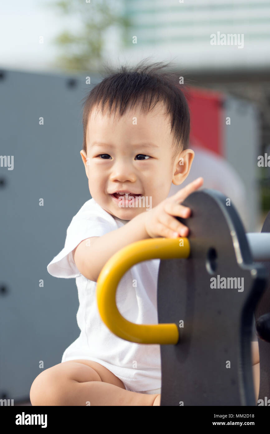 Wenig toddler Asiatischen jungen Spaß auf dem Spielplatz Stockfoto