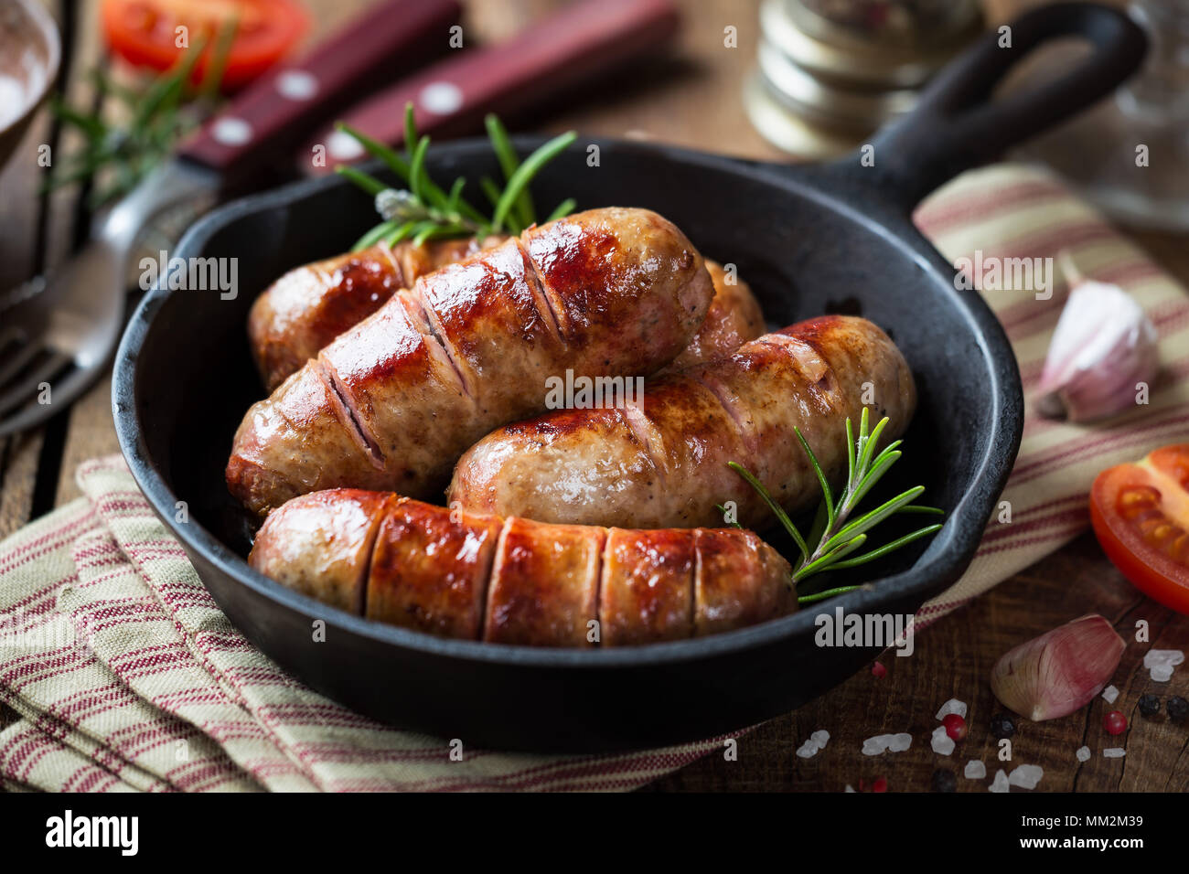 Gegrillte Würstchen oder Knallkörper in Gusseisen Skillet oder Pfanne ...