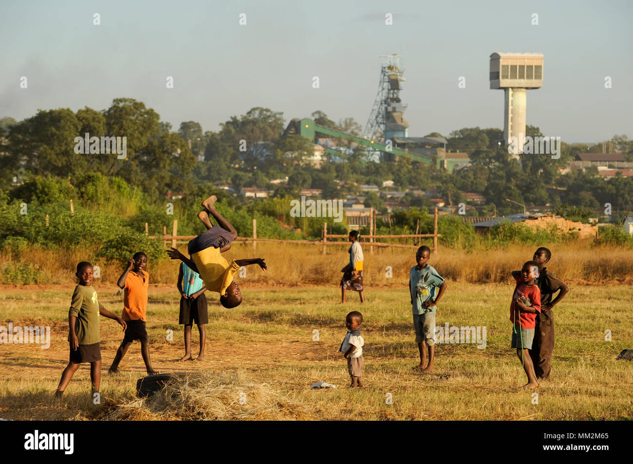 Sambia copperbelt Stadt Kitwe, Chambishi Kupfermine gehört CNMC China NE-Metall Mining Co. Ltd, Chinesisch, spielende Kinder im Township/SAMBIA Kitwe im copperbelt, Kupfermine und Schmelze Chambishi Kupfermine gehoert zur chinesischen Firmen Gruppe CNMC China NE-Metall Mining Co Ltd. Stockfoto