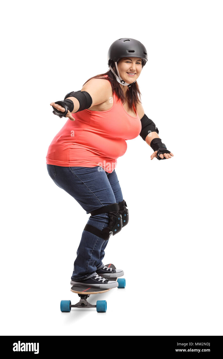 In voller Länge Porträt einer übergewichtigen Frau mit Schutzkleidung reiten ein Longboard auf weißem Hintergrund Stockfoto
