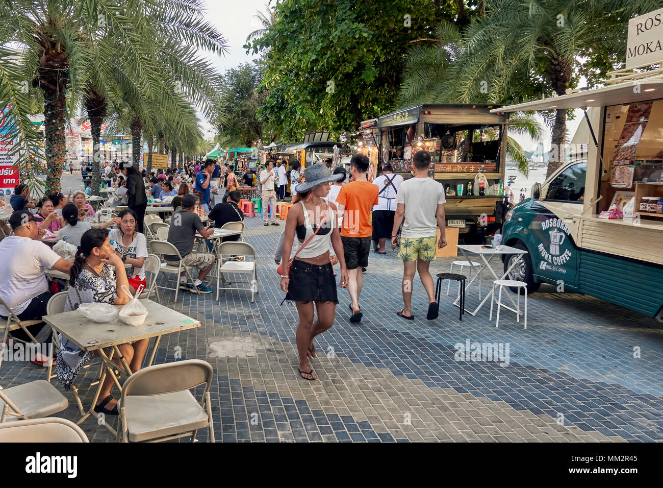 Thailand Street Food Festival mit Menschen essen auf dem Bürgersteig. Pattaya Thailand Südostasien Stockfoto