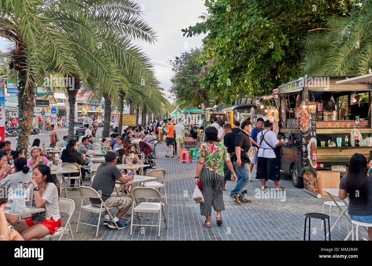 Thailand Street Food Festival mit Menschen essen auf dem Bürgersteig. Pattaya Thailand Südostasien Stockfoto
