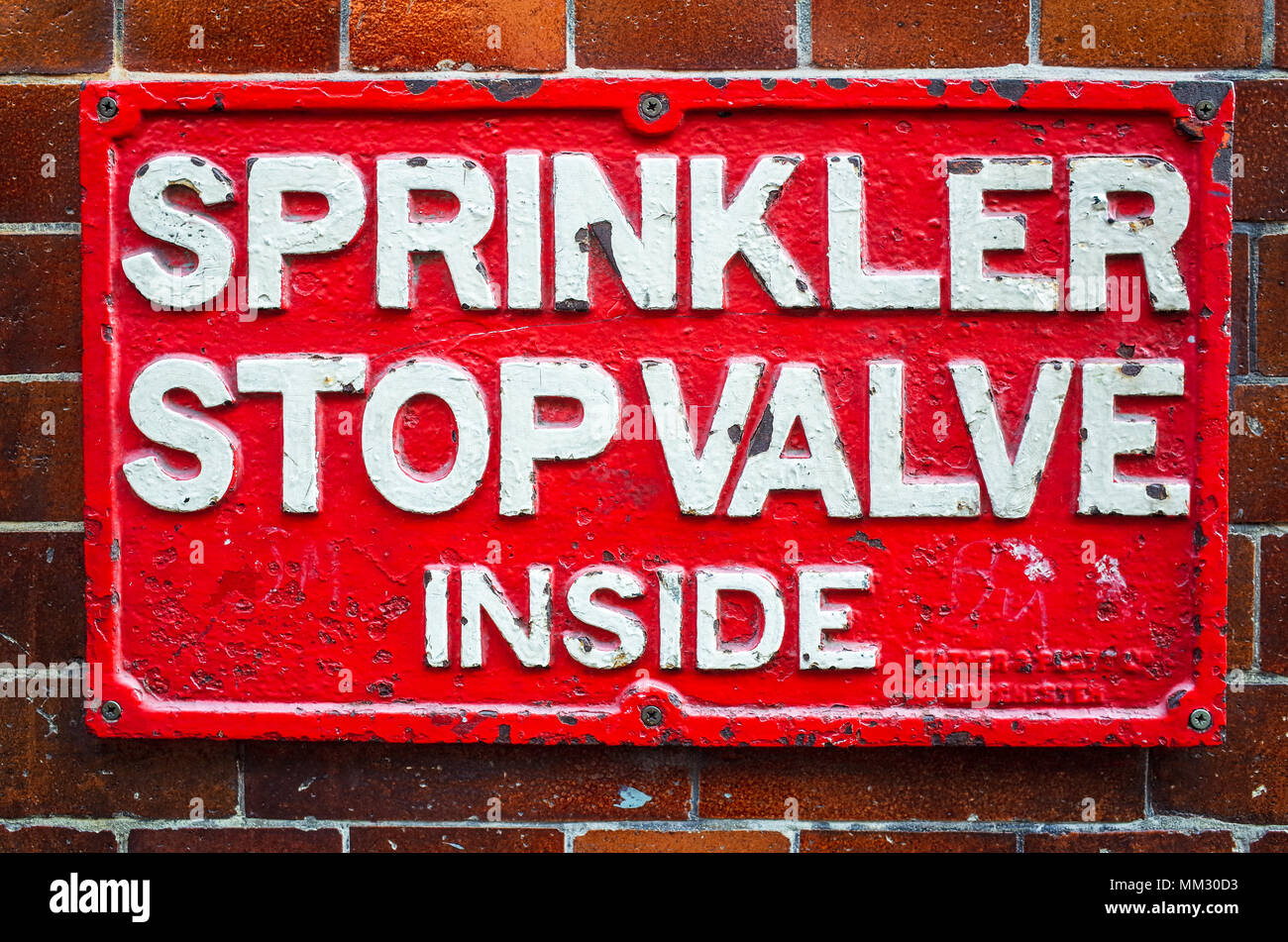 Bunte Schilder - Sprinkler Stop Ventil im Inneren - London, Großbritannien Stockfoto