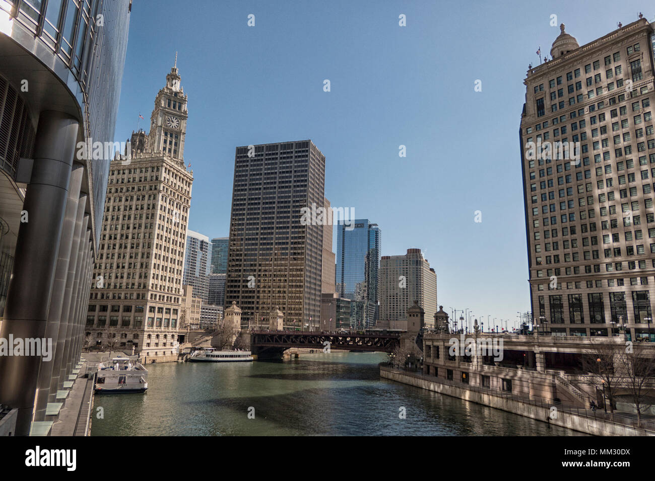 Chicago downtown und Chicago River mit Brücken Stockfoto