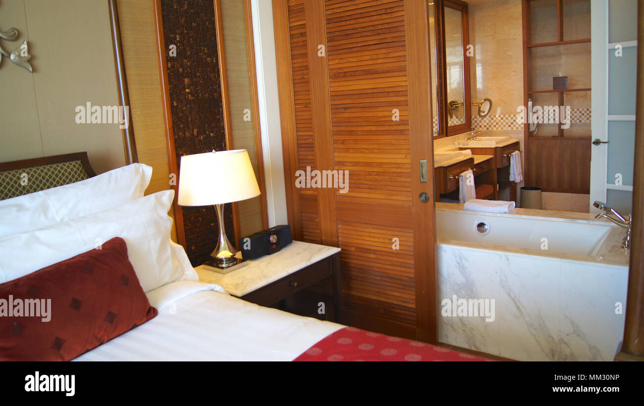 PULAU Langkawi, Malaysia - APR 4 2015: Bequemes Bett in einem luxuriösen Hotel Suite im DANNA, koloniale Zimmer Design. Stockfoto