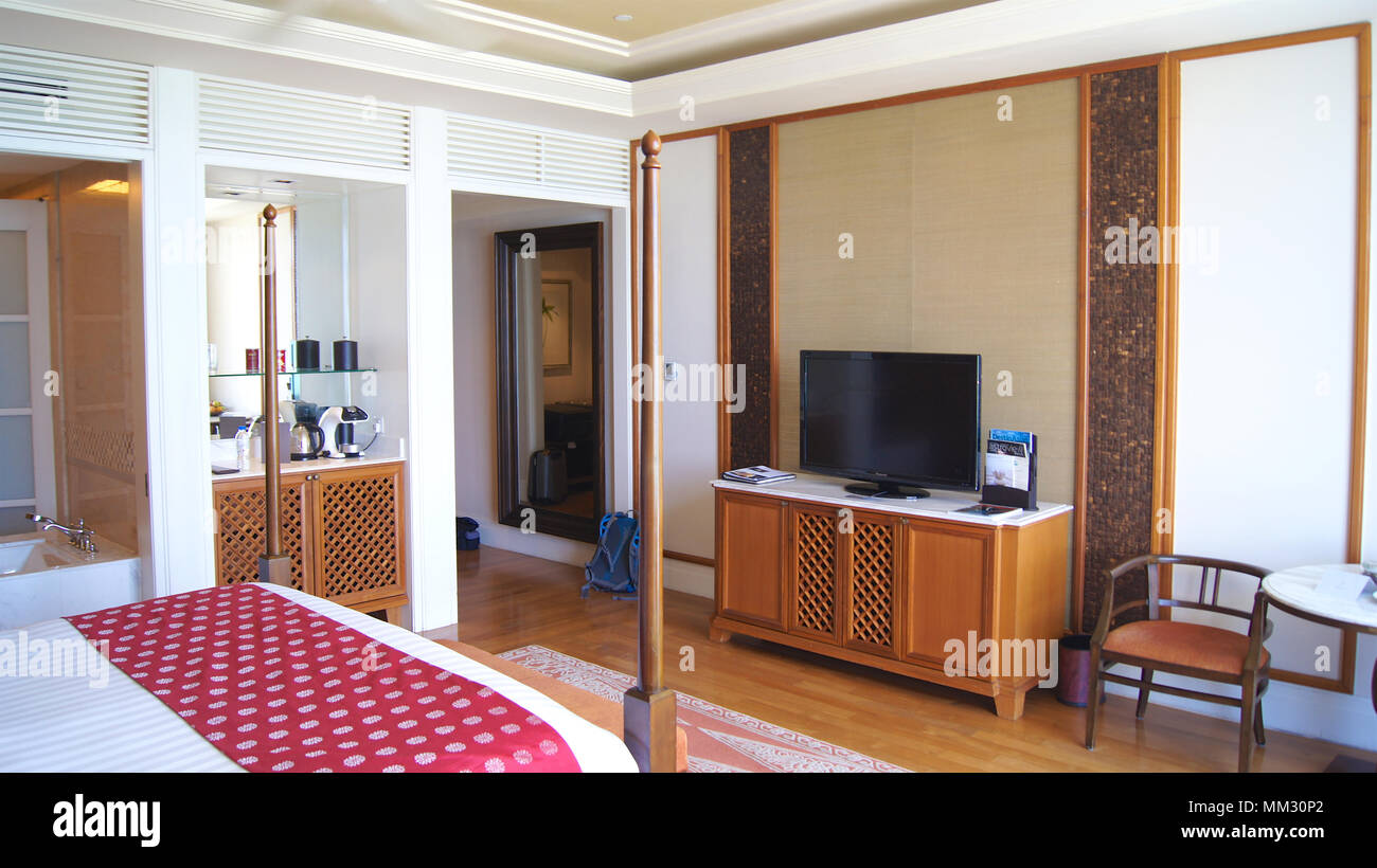 PULAU Langkawi, Malaysia - APR 4 2015: Bequemes Bett in einem luxuriösen Hotel Suite im DANNA, koloniale Zimmer Design. Stockfoto PULAU Langkawi, Malaysia - APR 4 2015: Bequemes Bett in einem luxuriösen Hotel Suite im DANNA, koloniale Zimmer Design. Stockfoto