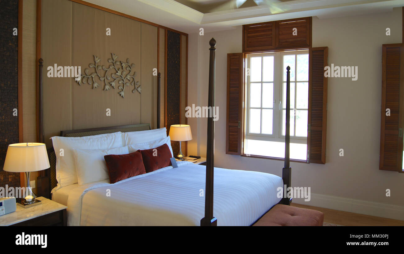 PULAU Langkawi, Malaysia - APR 4 2015: Bequemes Bett in einem luxuriösen Hotel Suite im DANNA, koloniale Zimmer Design. Stockfoto PULAU Langkawi, Malaysia - APR 4 2015: Bequemes Bett in einem luxuriösen Hotel Suite im DANNA, koloniale Zimmer Design. Stockfoto