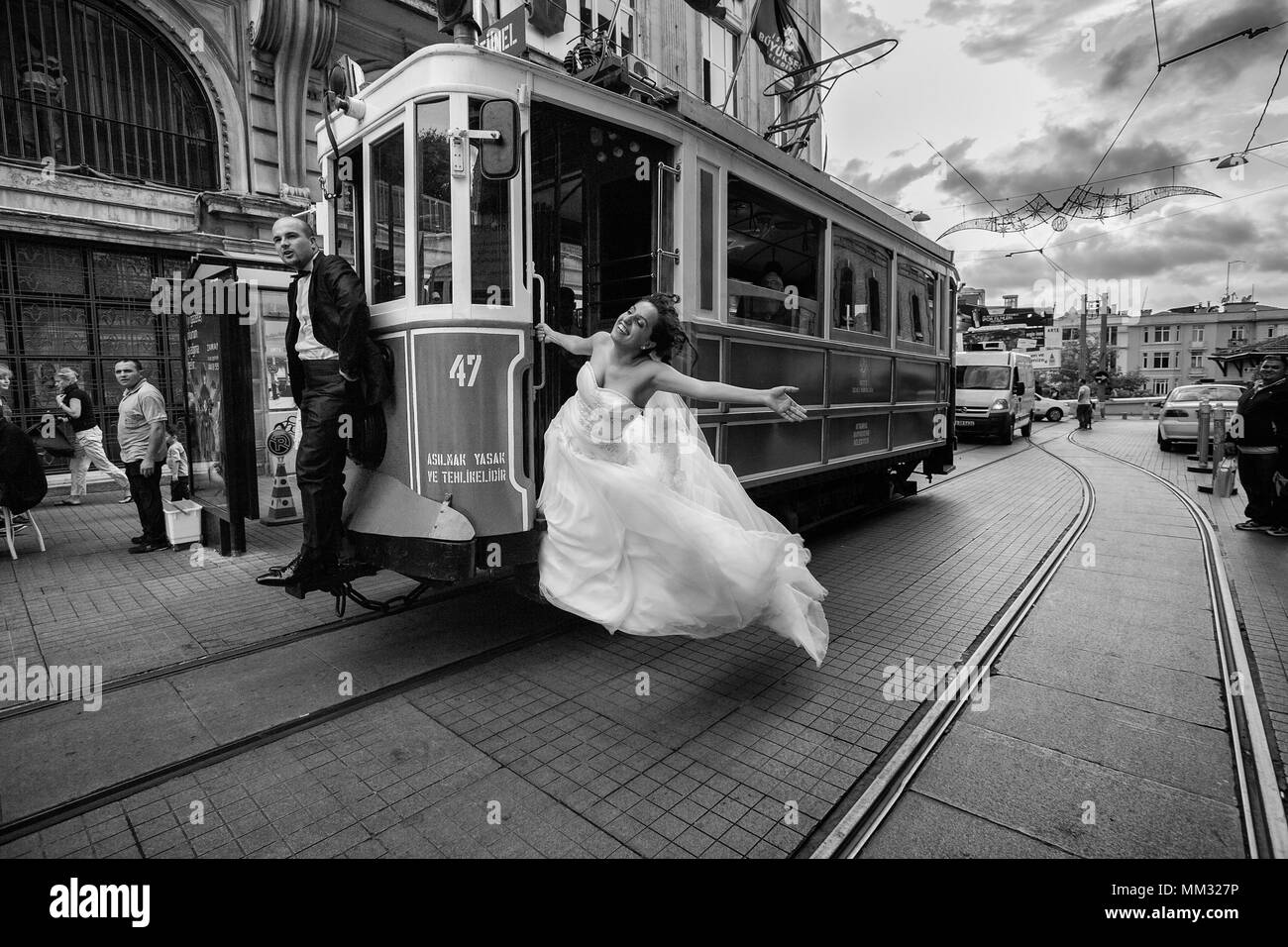 Eine Braut ist eine gute Zeit mit dem Bräutigam in einem Zug in der Istiklal Straße in Istanbul Türkei Stockfoto