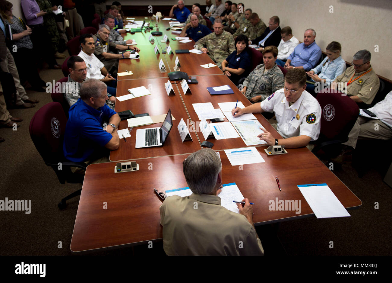 Texas staatlichen und bundesstaatlichen Beamten zusammentreffen mit Texas Gouverneur Greg Abbott an der Texas State Operations Center in Austin, Texas Hurrikan Harvey Hilfsmaßnahmen am 1. September 2017 zu koordinieren. US Northern Command erleichtert die Nationale militärische Reaktion auf häusliche Arbeiten wie die FEMA angefordert und Staatsbeamte. (U.S. Air Force Foto von Airman 1st Class Nicholas Dutton) Stockfoto