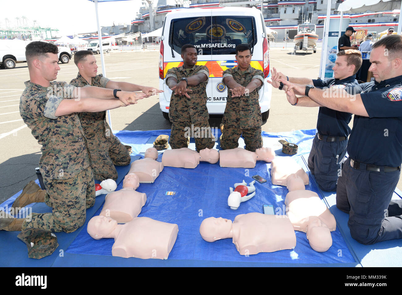 LOS ANGELES (Sept. 1, 2017) Marines in Camp Pendleton stationierten erlernen lebensrettende Techniken von Bryan Vardanian und Chris Curbrat, Rettungssanitäter Erzieher von MySafe: LA, während die zweite jährliche Los Angeles Flotte Woche. LA FLOTTE Week ist eine Möglichkeit für die amerikanische Öffentlichkeit die Navy, Marine Corps und Küstenwache Team zu treffen und America's Meer Dienstleistungen Erfahrung. Während der Fleet Week, service Mitglieder werden in verschiedenen gemeinschaftlichen Service Veranstaltungen, Showcase Funktionen und Geräten an der Community teilzunehmen, und die Gastfreundschaft von Los Angeles genießen und Umgebung haben, Stockfoto