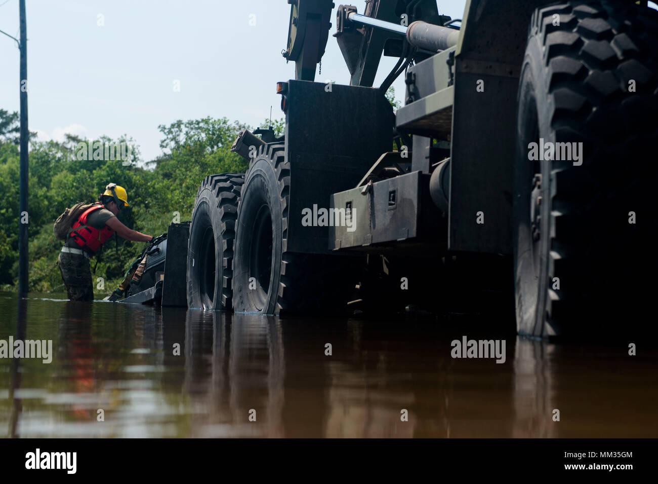 U.S. Army National Guard Soldaten auf die 551St Multi-Role Bridge Company, El Campo, Texas zugeordnet, Suche überflutet Beaumont, Texas, Nachbarschaften, Sept. 3, 2017, für die Zivilbevölkerung nach dem Hurrikan Harvey. Hurricane Harvey gebildet, in den Golf von Mexiko und machten Landfall im Südosten von Texas, die Aufzeichnung zu Überflutungen und Zerstörungen in der Region. (U.S. Air Force Foto von Airman 1st Class Nicholas Dutton) Stockfoto