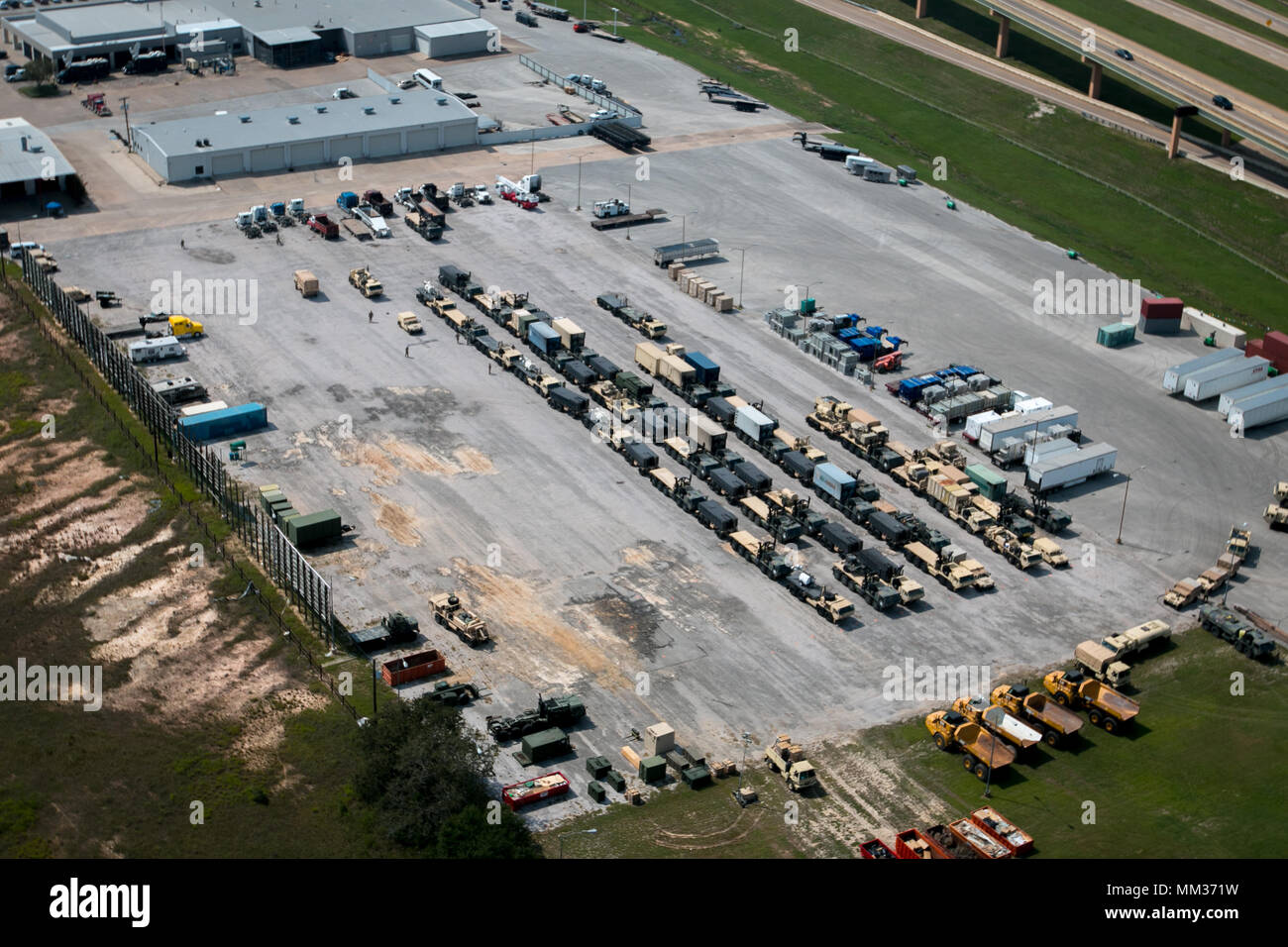 Das gemeinsame Operationszentrum für die US-Armee North diente am 4. September 2017 als koordinierter Kommandoort für Notfälle in Hempstead, Texas. Das Archivbild bietet eine Luftperspektive auf das temporäre Layout der Einrichtung, die Unterstützungsfahrzeuge und die für das Missionsmanagement positionierte betriebliche Infrastruktur. Stockfoto