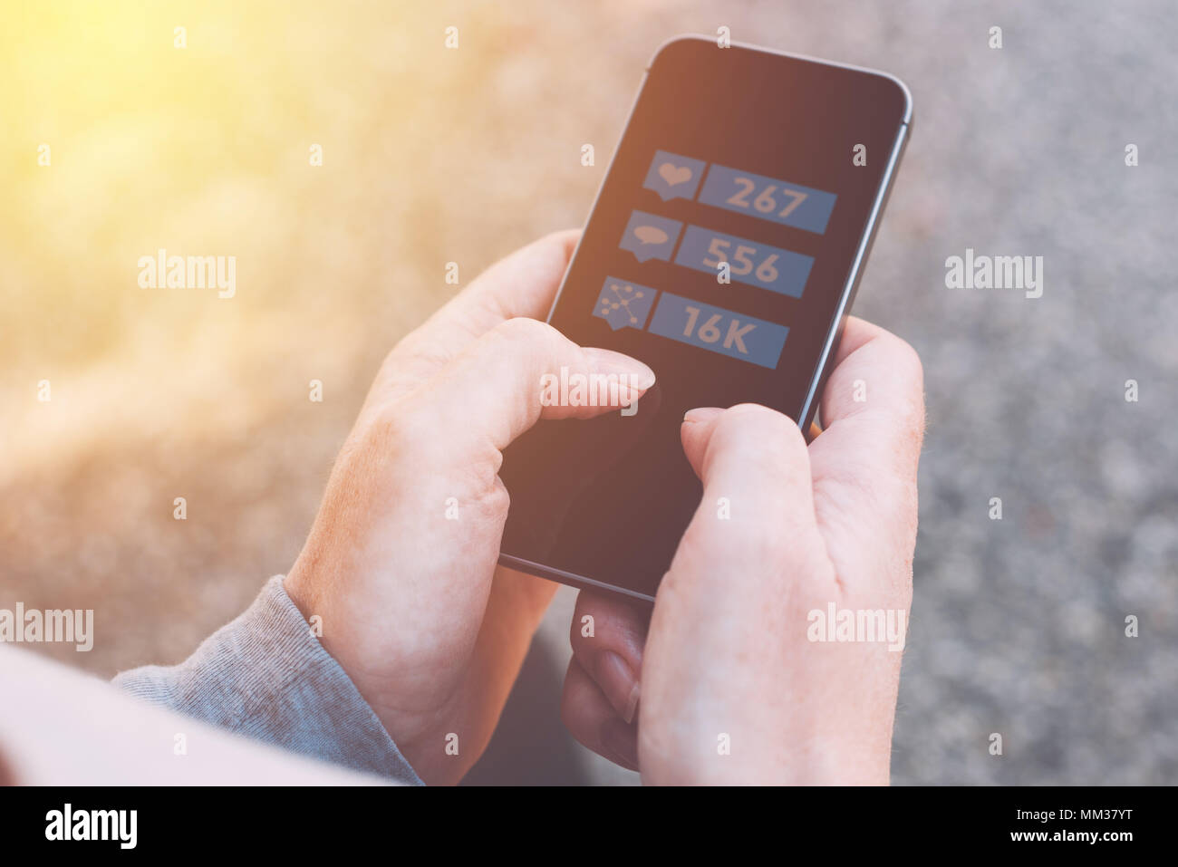 Social Media und Networking auf dem Smartphone. In der Nähe der weiblichen Händen mittels Smartphone im Freien Stockfoto