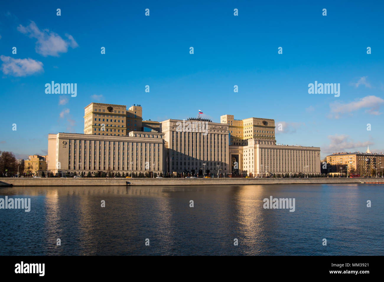 Moskau, Russland - 8. November 2017: Ministerium für Verteidigung der Russischen Föderation auf Frunzenskaya Damm in Moskau Stockfoto