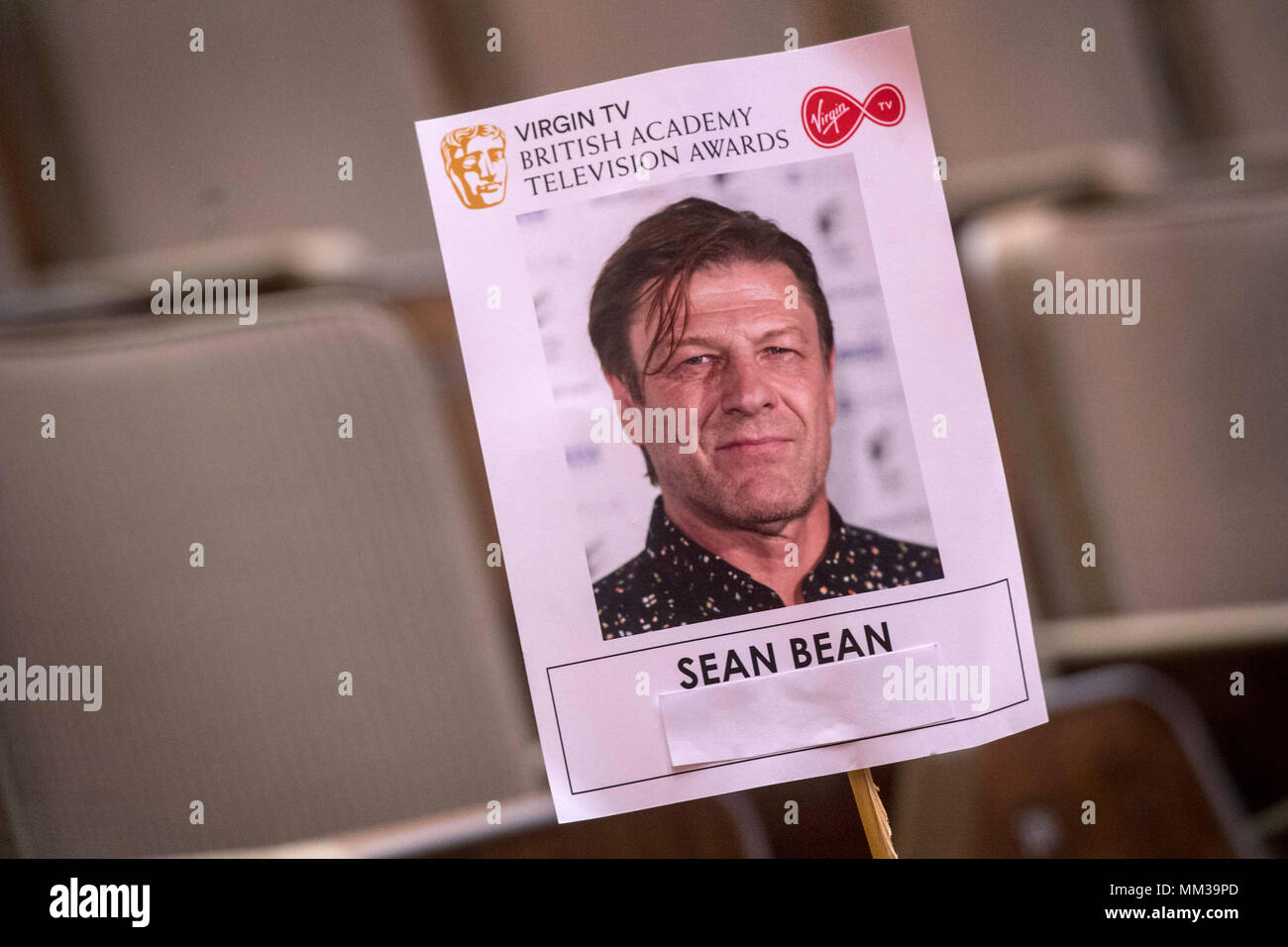 Der für den besten Schauspieler nominierte Sean Bean hat einen „Kopf auf Stange“ positioniert, um bei den bevorstehenden Virgin TV British Academy Television Awards in der Royal Festival Hall, London, nach Kamerablockierungen zu suchen. Stockfoto