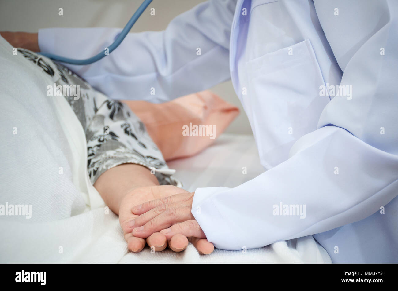 Close-up Ärztliche Betreuung halten Hand Großmutter schlafen bei älteren Patienten mit nach Hause nehmen. Stockfoto