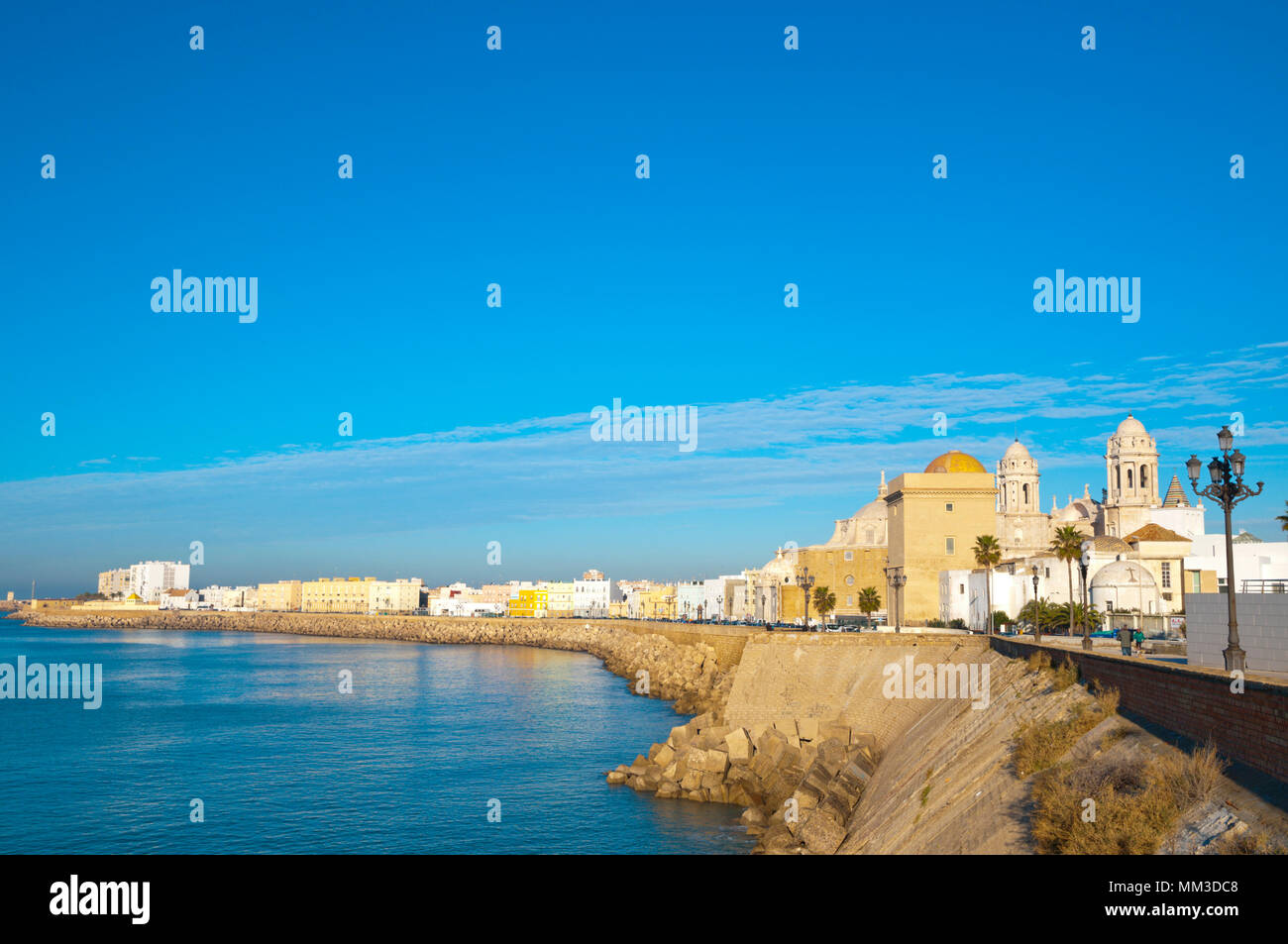 Paseo del Vendaval, Strandpromenade, Cadiz, Andalusien, Spanien Stockfoto