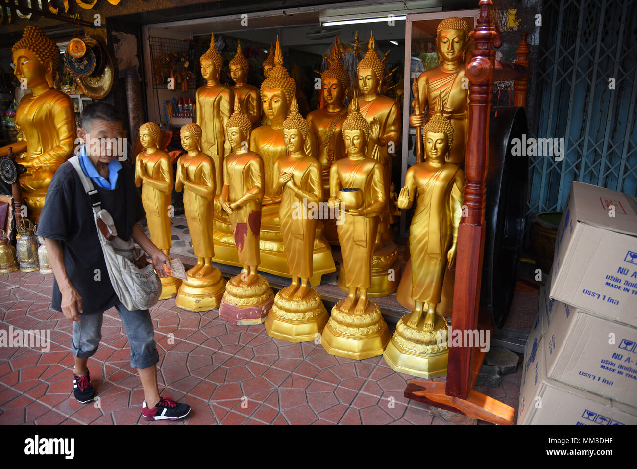 Thailand. 08 Mai, 2018. Menschen gehen vorbei Buddha Statuen für den Verkauf in einem Shop auf einer Straße in Bangkok für Nachbarschaft wie viele alte Städte. Bangkok war einst eine Stadt der Nachbarschaften von Artisan und Bamrung Muang Road, in der Nähe von Bangkoks Gegenwart Rathaus, war einmal die Straße, in der sich alle des Landes Buddha Statuen gemacht wurden. Es ist das größte Zentrum der Buddhistischen liefert in Thailand. Nicht nur Statuen, aber auch Mönch der Gewänder, Kerzen, Almosen Schalen, vorkonfigurierte Almosen Körbe sind für den Verkauf an beiden Seiten der Straße. Credit: Salvatore Esposito/Pacific Press/Alamy leben Nachrichten Stockfoto