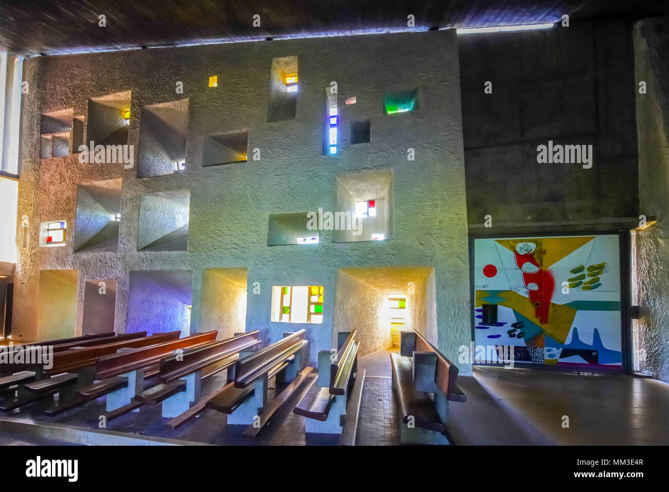 Im Inneren der ikonischen Kapelle in Ronchamp, entworfen vom schweizerisch-französischen Architekten Le Corbusier, Frankreich. Stockfoto Im Inneren der ikonischen Kapelle in Ronchamp, entworfen vom schweizerisch-französischen Architekten Le Corbusier, Frankreich. Stockfoto