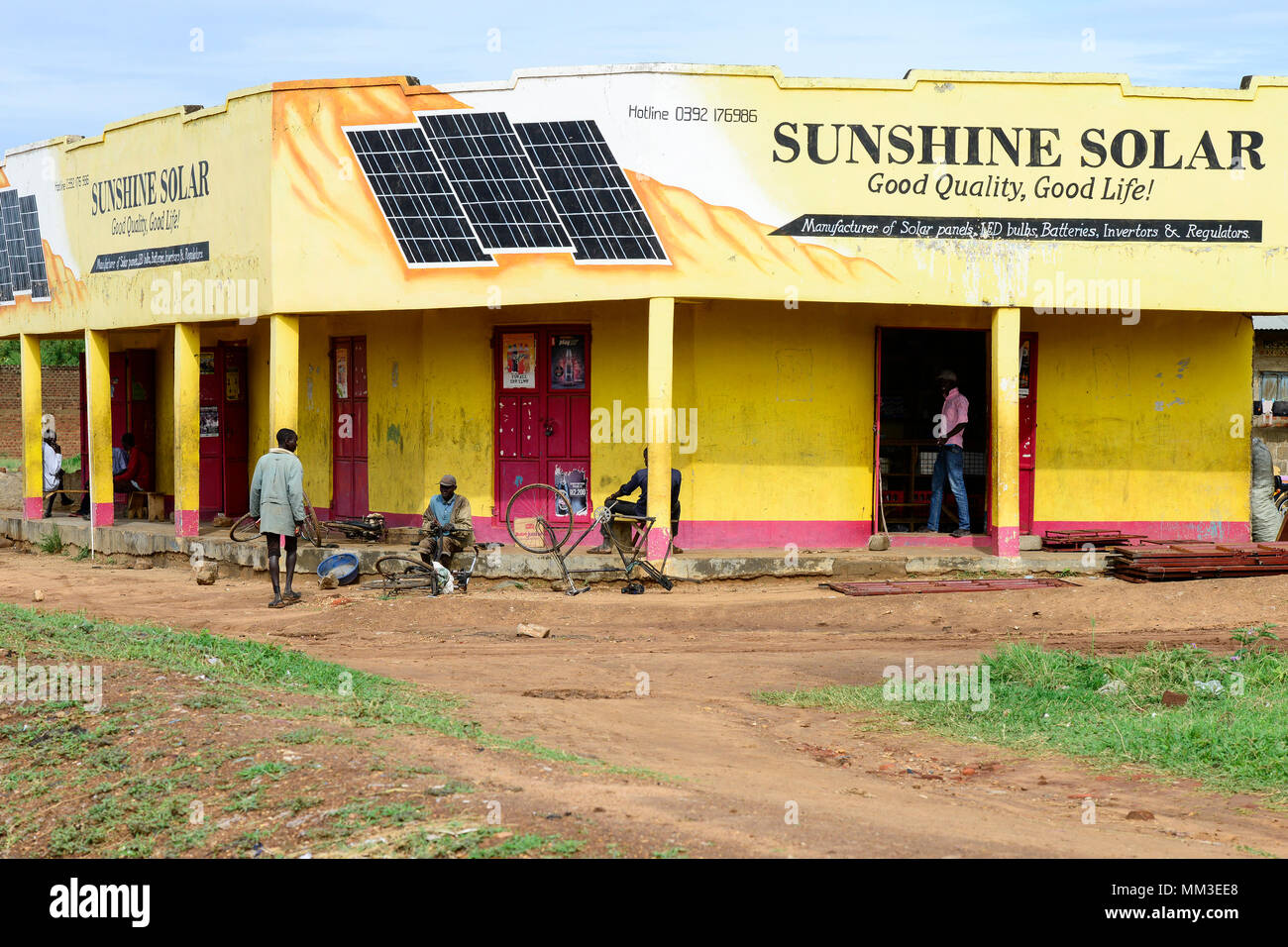 UGANDA, Karamoja, Kotido, pastorale Karamojong Stamm, Shop Verkauf von Solarzellen zur Stromerzeugung und Fahrrad reparieren Stockfoto