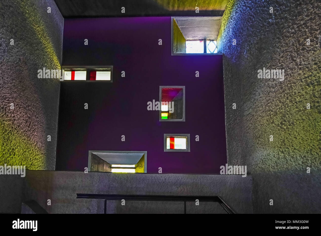 Im Inneren der ikonischen Kapelle in Ronchamp, entworfen vom schweizerisch-französischen Architekten Le Corbusier, Frankreich. Stockfoto Im Inneren der ikonischen Kapelle in Ronchamp, entworfen vom schweizerisch-französischen Architekten Le Corbusier, Frankreich. Stockfoto