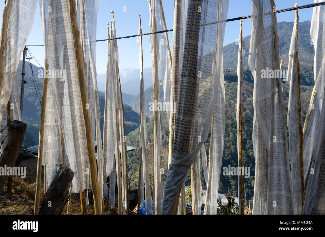 Gebetsfahnen und Bergketten, Trongsa, Bhutan Stockfoto