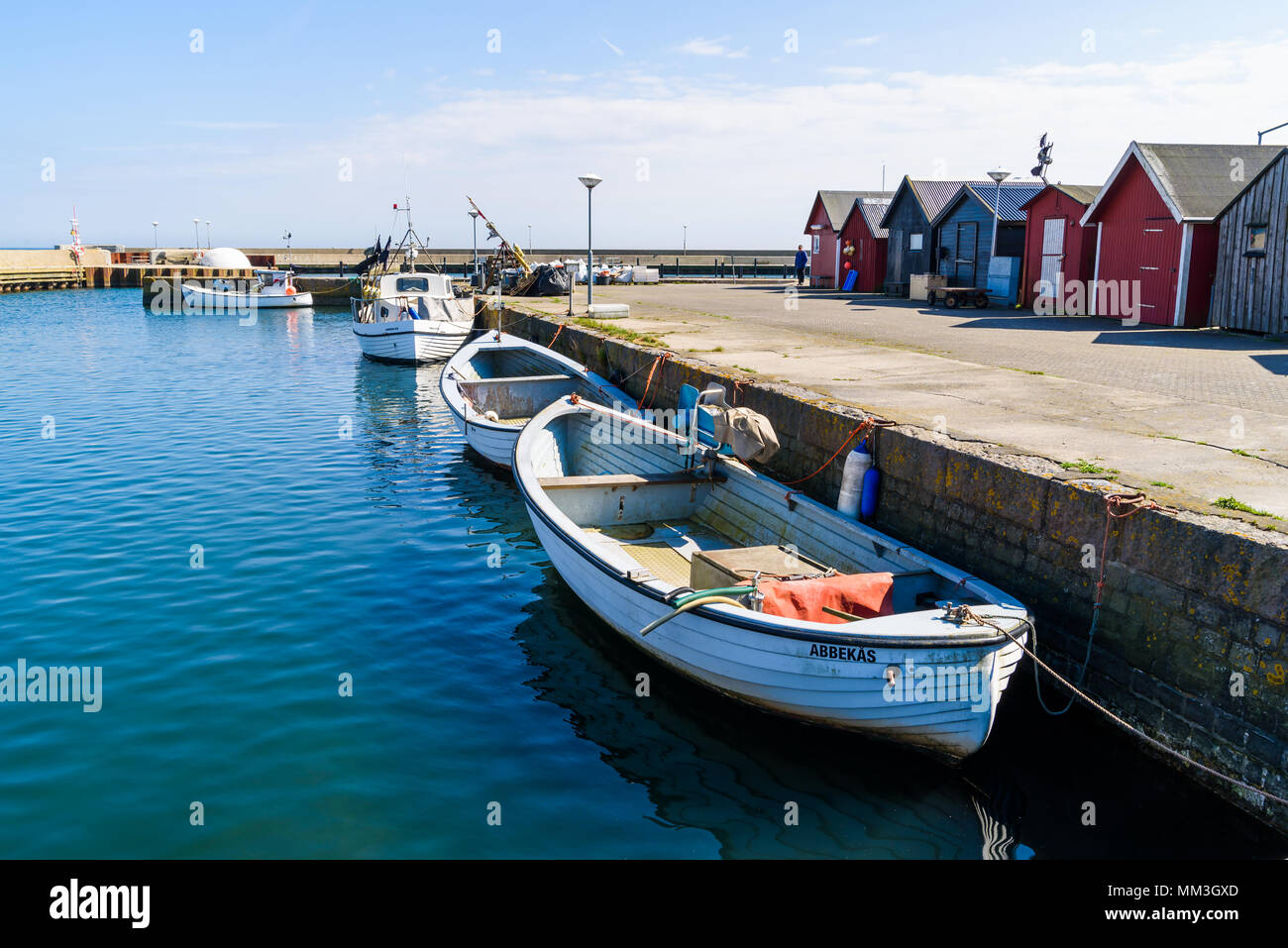 Abbekas, Schweden - 27 April, 2018: Reisen Dokumentarfilm von Alltag und Umwelt. Kleine weiße Fischerboote und Fischerhütten im Hafen auf einer s Stockfoto