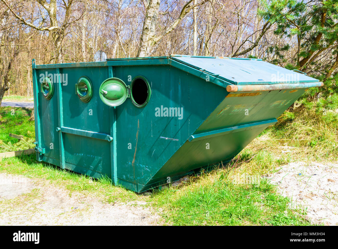 Sandhammaren, Schweden - Grün Müllcontainer mit offenen Limousine. Stockfoto