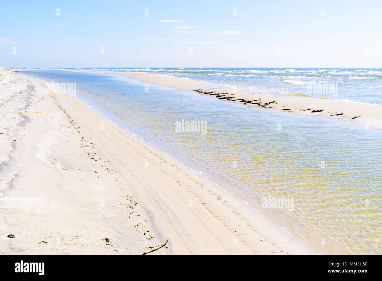Hagestad Naturschutzgebiet Loderup, Schweden - Natürliche Kanal durch einen Fluss Abfluss zum Meer gebildet. Sandablagerungen bilden einen natürlichen aber provisorische Wand paral Stockfoto
