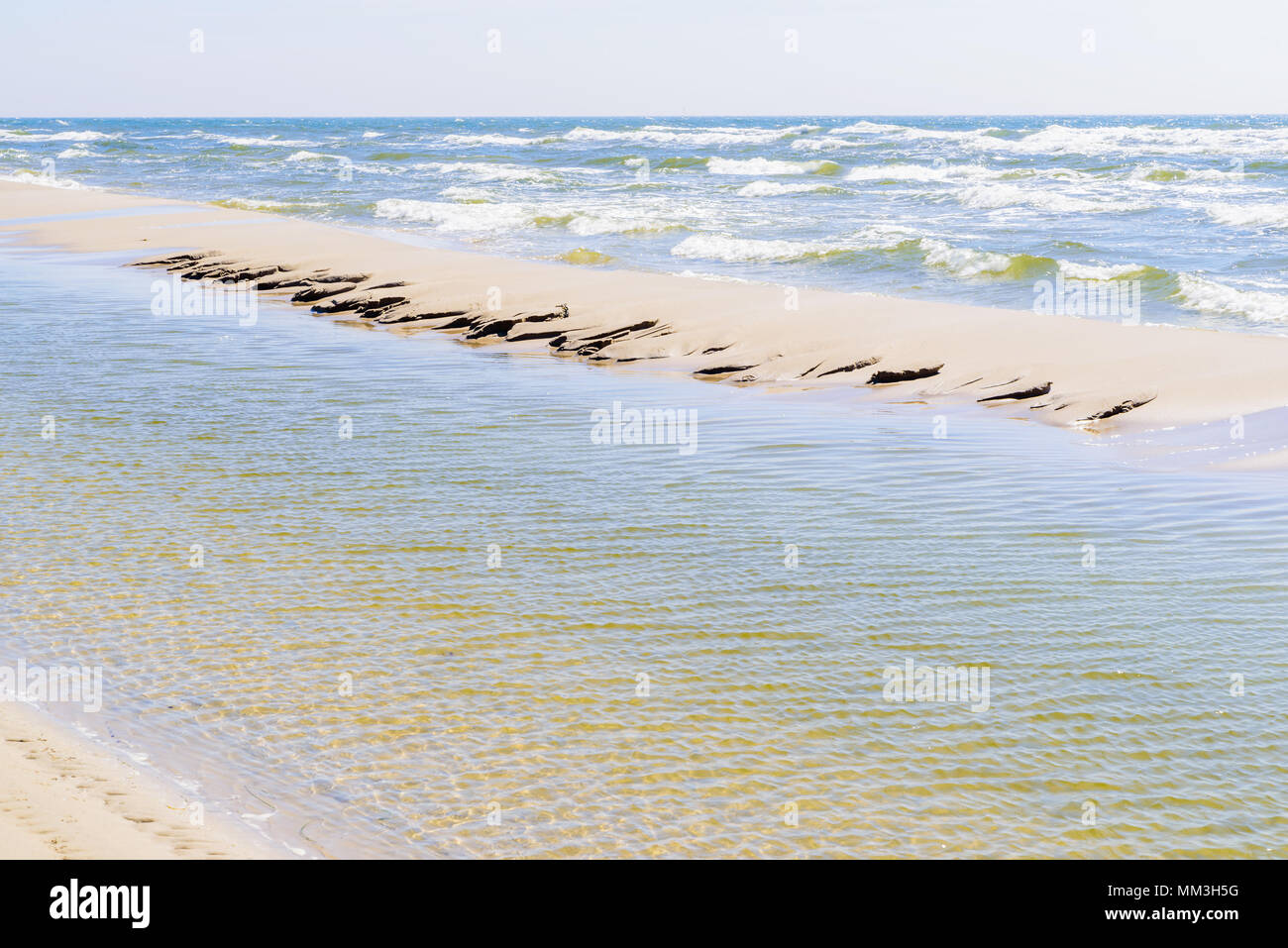 Hagestad Naturschutzgebiet Loderup, Schweden - Natürliche Kanal durch einen Fluss Abfluss zum Meer gebildet. Sandablagerungen bilden einen natürlichen aber provisorische Wand paral Stockfoto
