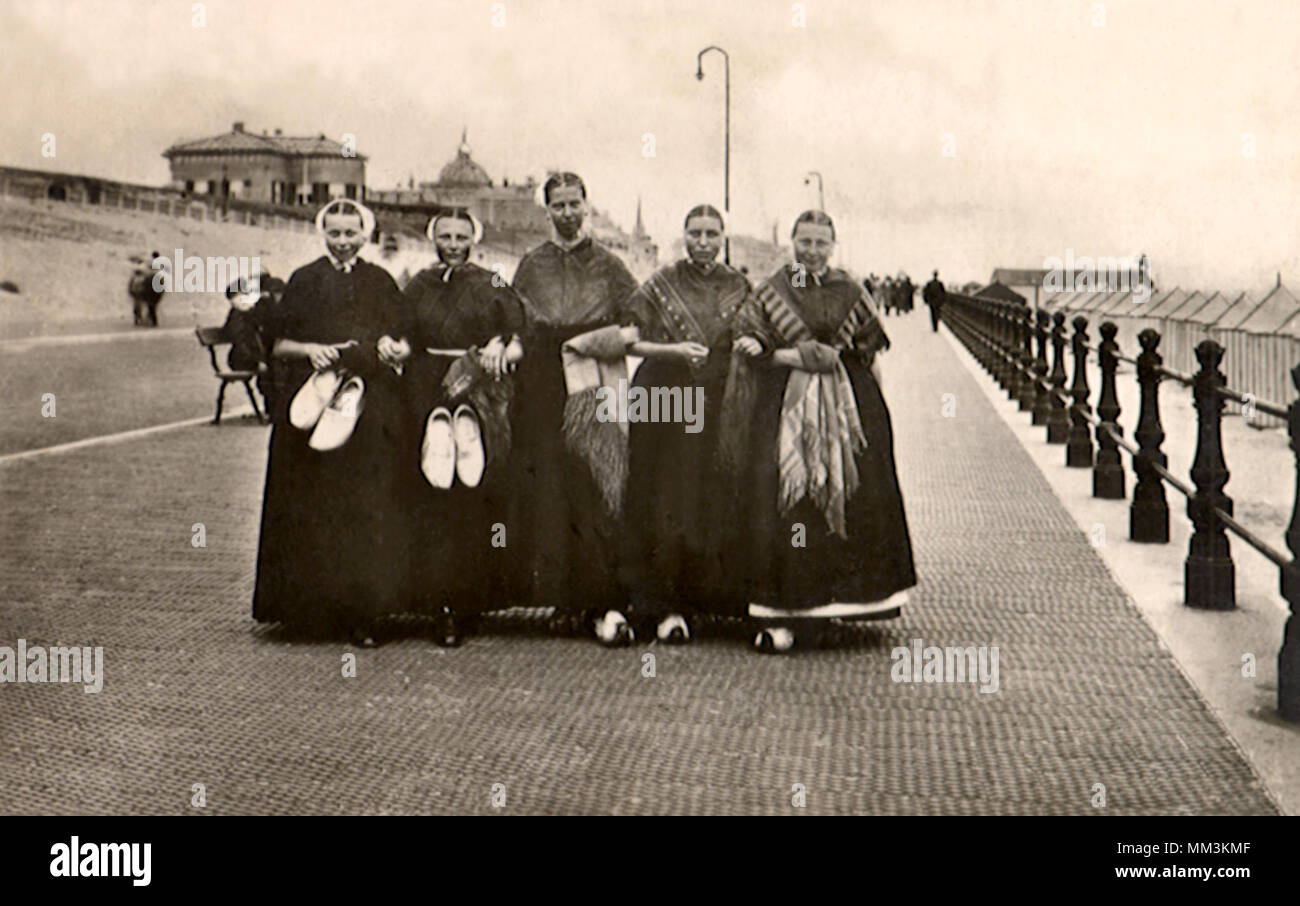 Fünf Frauen. Scheveningen. 1910 Stockfoto