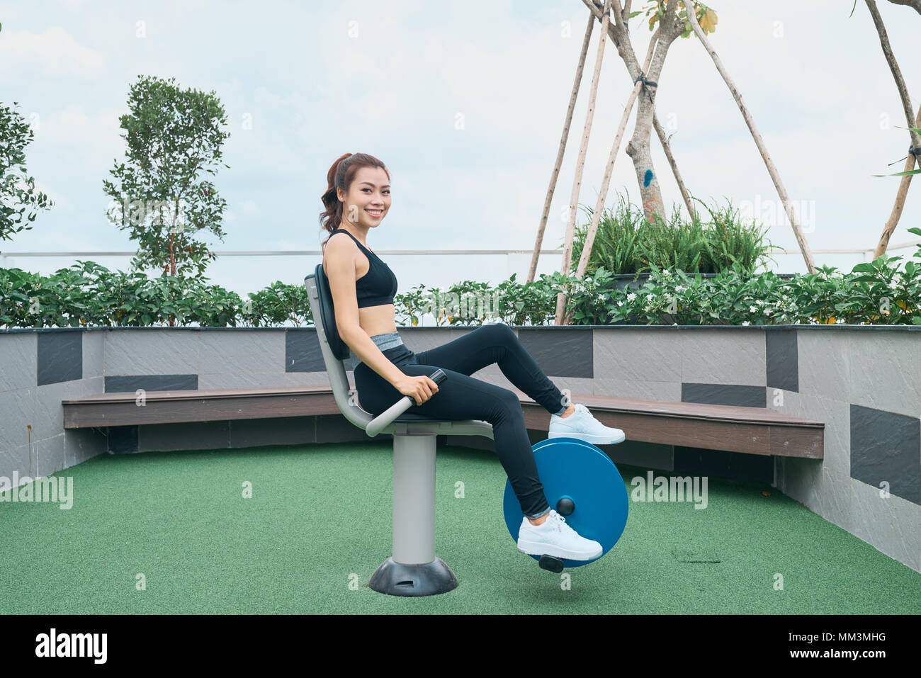 Asiatische Frau Training im freien Fitnessraum Spielplatz ausrüstung Stockfoto