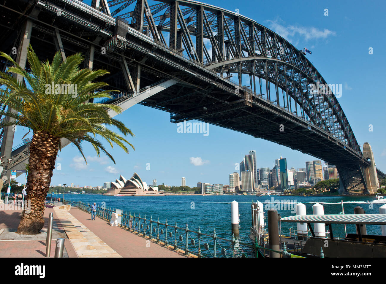 Blick nach Osten unter der Sydney Harbour Bridge in Richtung Opera House Stockfoto